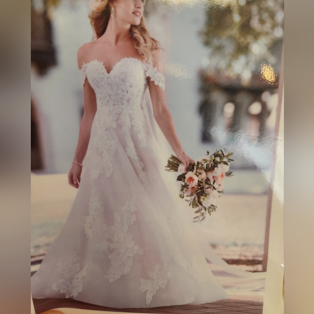 7115 - Stella York- Elegant Ivory Lace Bridal Gown